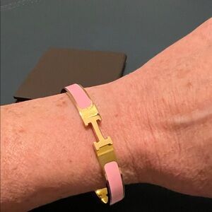 PRETTY PINK BANGLE BRACELET, PINK & GOLD TONE
